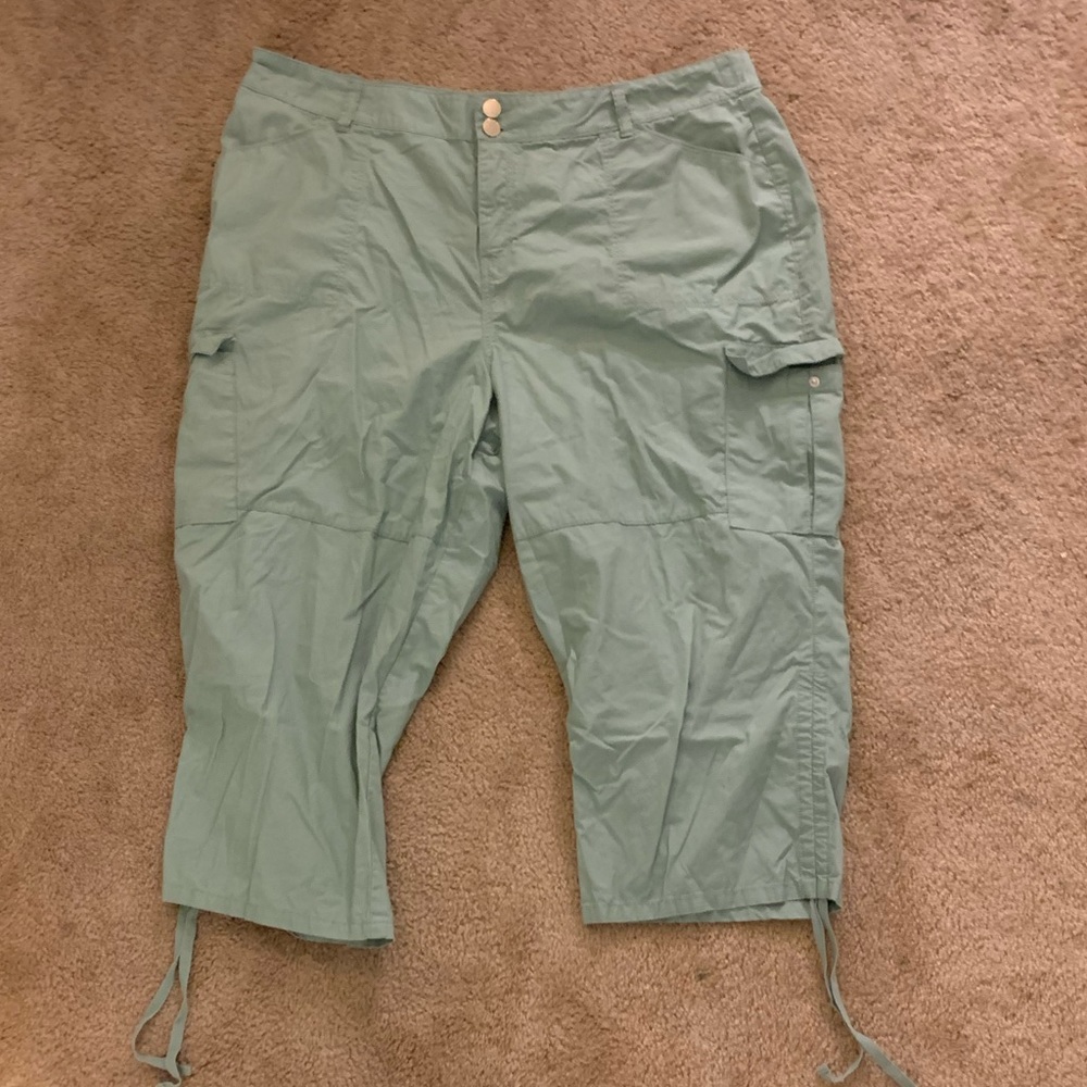 curve appeal light green capris